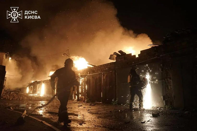 Nhân viên cứu hộ Ukraine dập tắt đám cháy do cuộc tấn công của Nga gây ra. Ảnh: Kyiv Independent