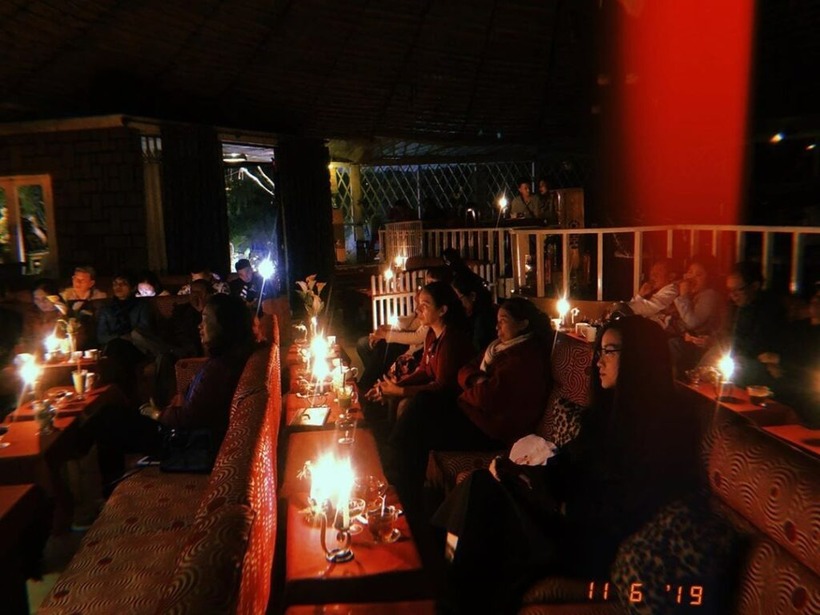 Khác với những quán khác, Cung tơ chiều lại mang hơi hướng phòng trà ấm cúng và bí ẩn.