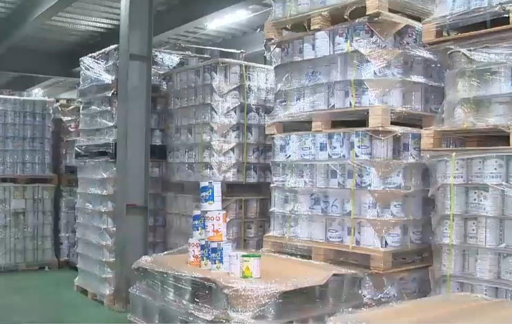 Sữa giả bị cơ quan công an phát hiện. Ảnh: VTV