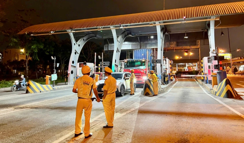 CSGT lập chốt kiểm tra trên đường Võ Nguyên Giáp. Ảnh: PLO