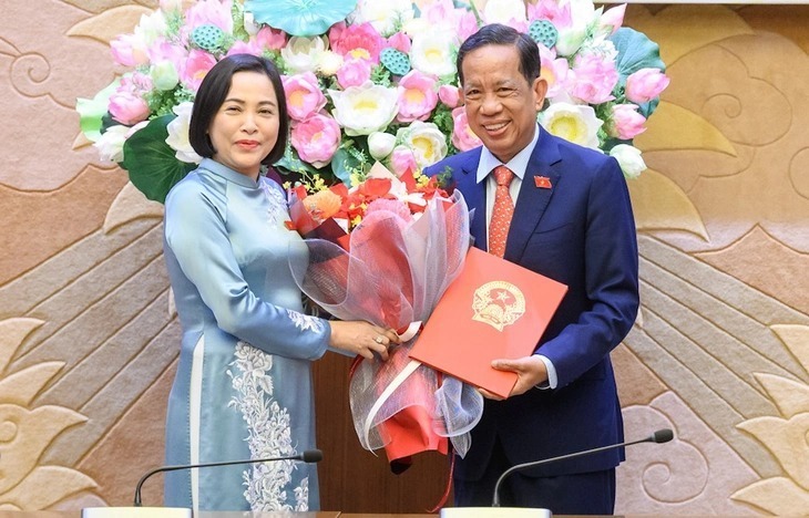 Phó Chủ tịch Quốc hội Nguyễn Thị Thanh trao quyết định cho ông Đặng Thuần Phong. Ảnh: Tuổi Trẻ