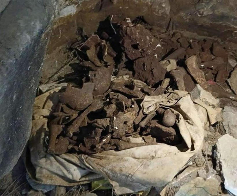 Rất nhiều xương nghi của người được phát hiện trong hang đá. Ảnh: Người lao động