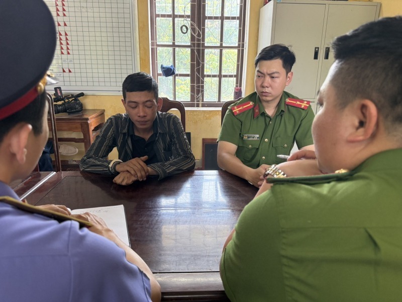 Cơ quan điều tra lấy lời khai đối tượng Nguyễn Văn Hùng. Ảnh: Công an nhân dân.