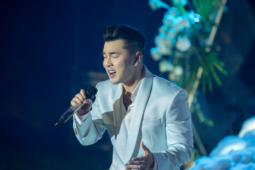 Nam ca sĩ sở hữu hàng loạt hit tiêu biểu như "Thà rằng như thế", "Mỗi người một nơi", "Anh chỉ biết câm nín nghe tiếng em khóc", ...