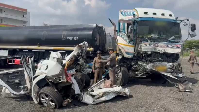 Tình trạng hai chiếc xe vào sáng nay (25/4). Ảnh: Thairath