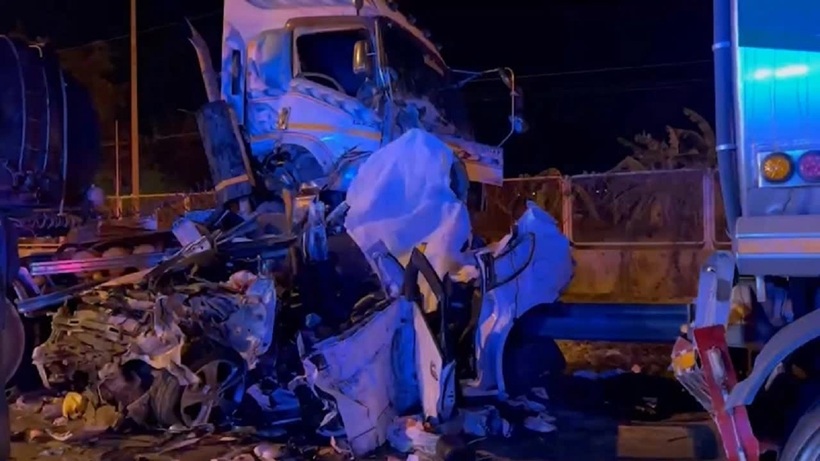 Dừng xe thay tã cho em bé trên cao tốc, xe SUV bị xe kéo tông bẹp dúm, 8 người tử vong thương tâm tại Thái Lan - 1