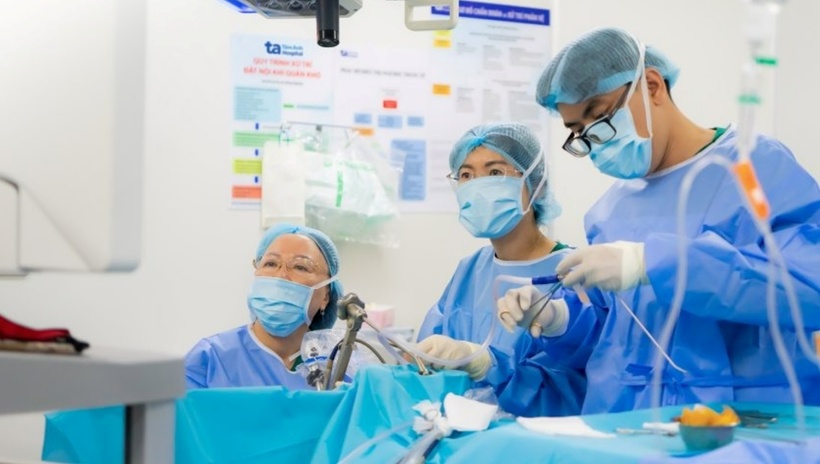 Các bác sĩ tiến hành phẫu thuật cho bệnh nhân. Ảnh: Bệnh viện Đa khoa Tâm Anh TP. HCM.