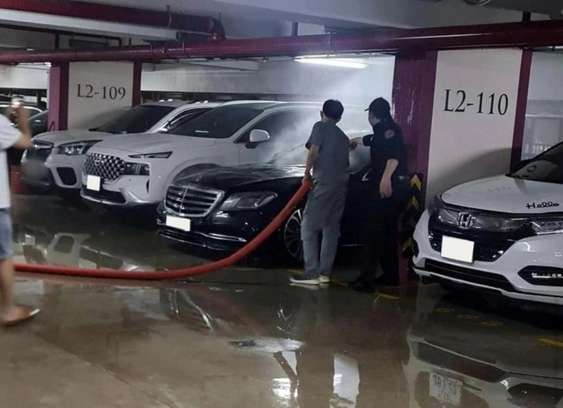 Chiếc Mercedes-Benz S450 Luxury bỗng dưng bốc cháy khi đang đậu trong hầm tại một chung cư. Ảnh: Tuổi Trẻ Online