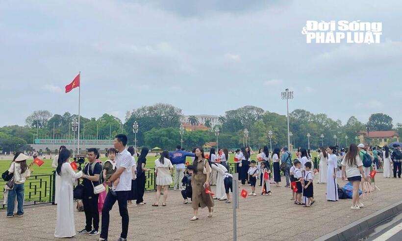 Hàng ngàn người dân, du khách đổ về Quảng trường Ba Đình để ghi lại những khoảnh khắc đáng nhớ trước thềm kỷ niệm 50 năm Ngày Giải phóng miền Nam, thống nhất đất nước.