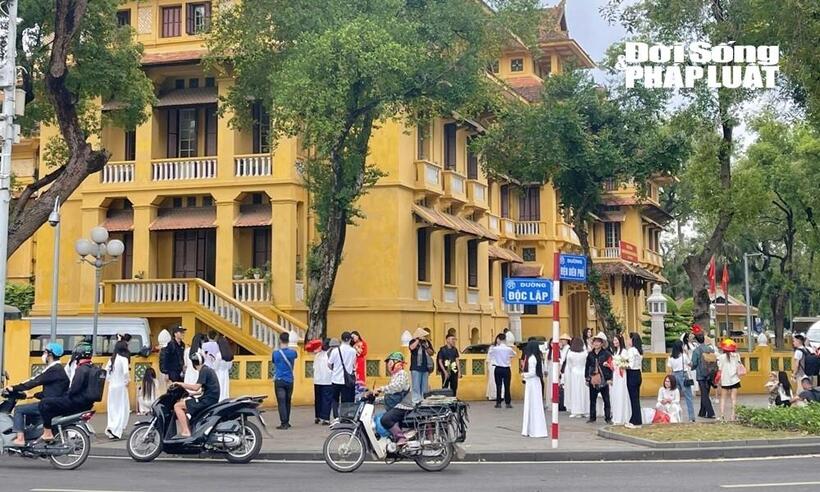Dù không phải là ngày cuối tuần nhưng khu vực này luôn đông kín người đứng check-in, chụp ảnh kỷ niệm.