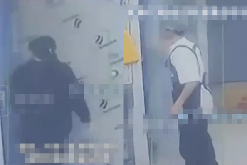 Khi người phụ nữ đang lấy hàng từ tủ đông, một nam đồng nghiệp mặc đồng phục lao động bất ngờ đóng sập cửa tủ và bỏ đi với thái độ cợt nhả. Ảnh: Saostar.