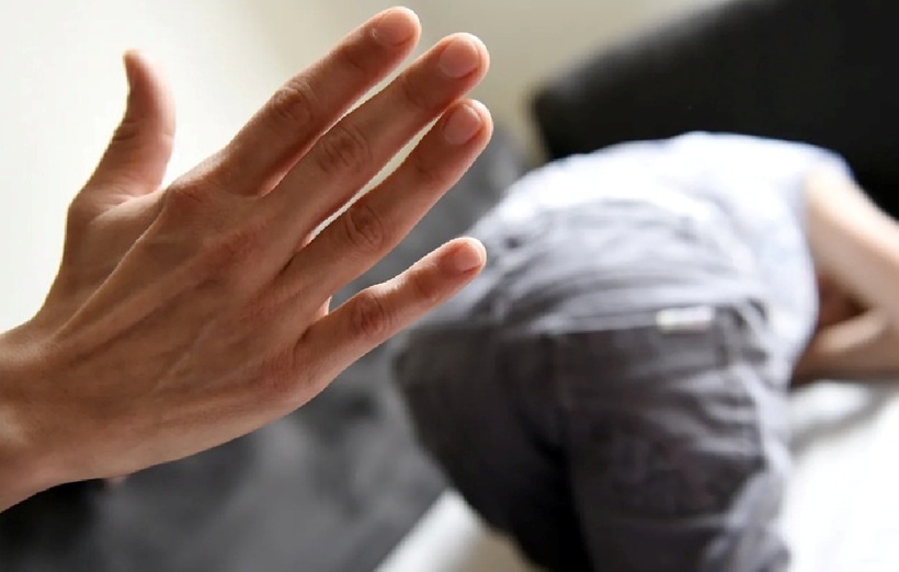 Người phụ nữ tên Zeng bị nam đồng nghiệp vỗ vào lưng khi đang ngủ, dẫn đến chấn thương ở đĩa đệm cột sống. Ảnh minh họa.