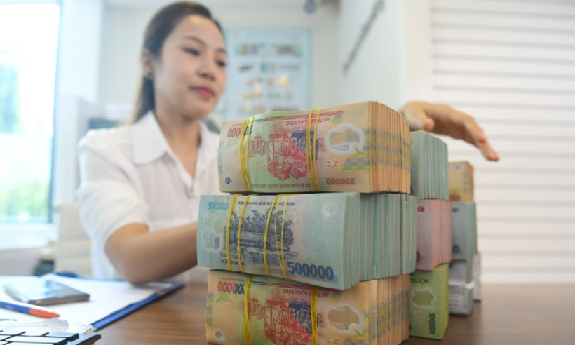 Giao dịch tại quầy ở ngân hàng.