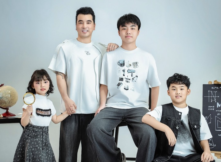 Ưng Hoàng Phúc bên vợ và các con.