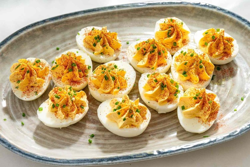 Một số người có thể gặp các vấn đề tiêu hóa như đầy hơi, khó tiêu, tiêu chảy sau khi ăn trứng gà.