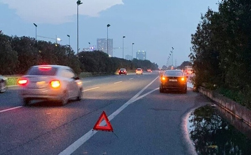 Bật đèn khẩn cấp khi có sự cố cần dừng đỗ khẩn cấp trên cao tốc. (Ảnh minh họa)