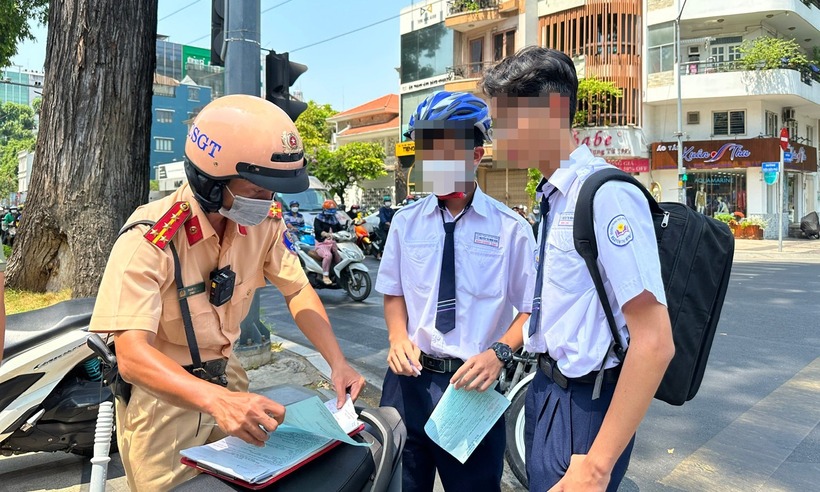 Giao xe cho người không đủ điều kiện điều khiển phương tiện là hành vi vi phạm nghiêm trọng và bị xử phạt nặng theo quy định hiện hành. Ảnh minh họa