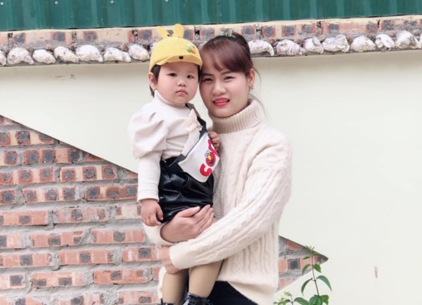 Cô con gái nhỏ tên Ánh Dương là niềm hy vọng "le lói" sau những năm dài chờ đợi tìm con. Ảnh: NVCC