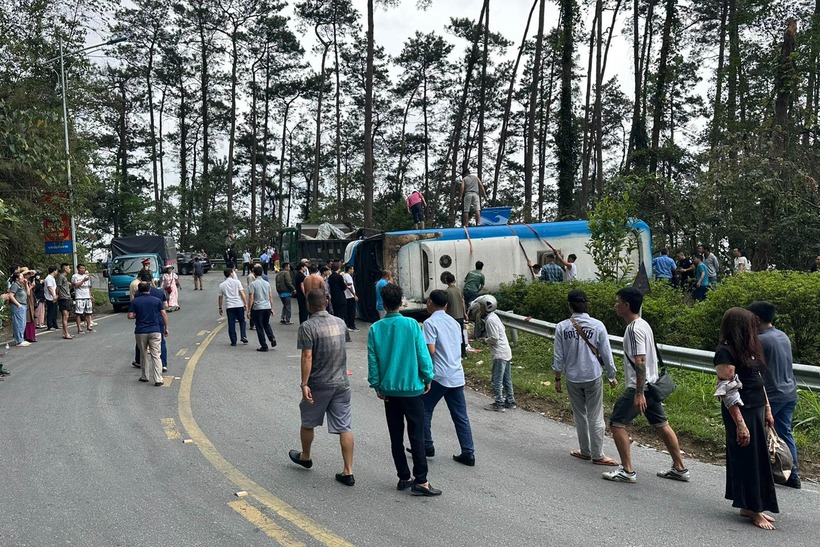 Xe khách bị lật khiến nhiều người bị thương. Ảnh: Vietnamnet.