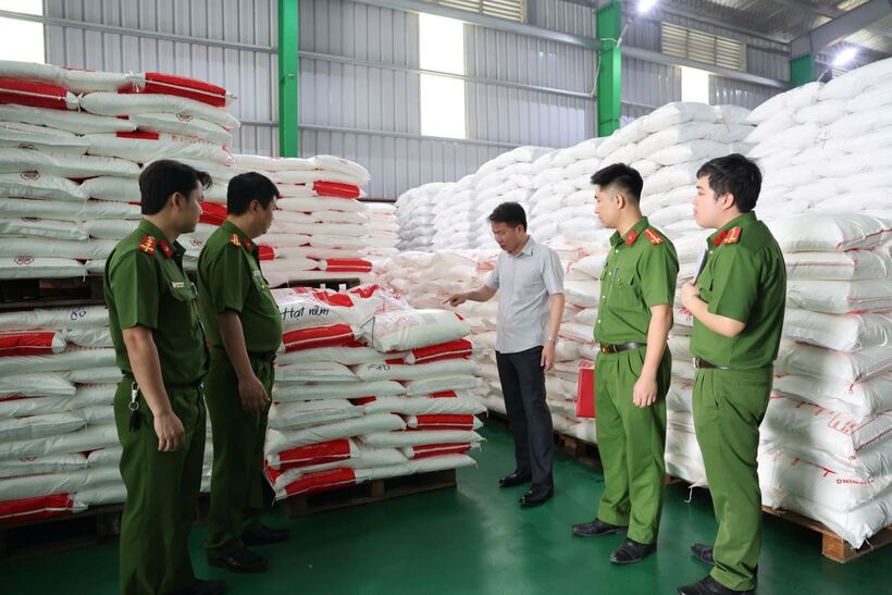 Đại tá Nguyễn Minh Tuấn, Giám đốc Công an tỉnh Phú Thọ trực tiếp có mặt tại hiện trường để chỉ đạo Cơ quan CSĐT khám xét khẩn cấp, thu thập chứng cứ chứng minh hành vi phạm của các đối tượng. Ảnh Công an tỉnh Phú Thọ