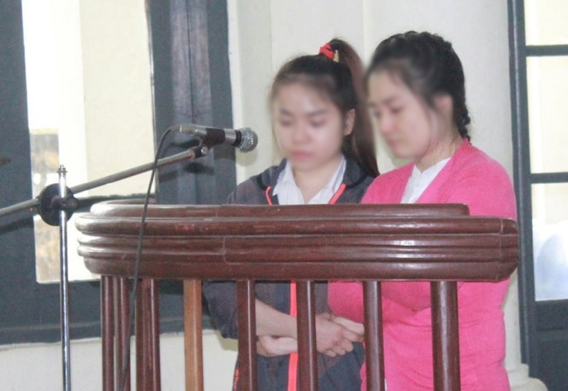 2 "tú bà" tại phiên xét xử. Ảnh: Tuổi Trẻ