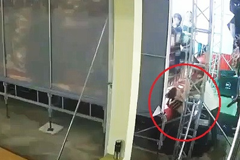 Hình ảnh em T. bị điện giật được camera của nhà trường ghi lại. (Ảnh: Dân trí)