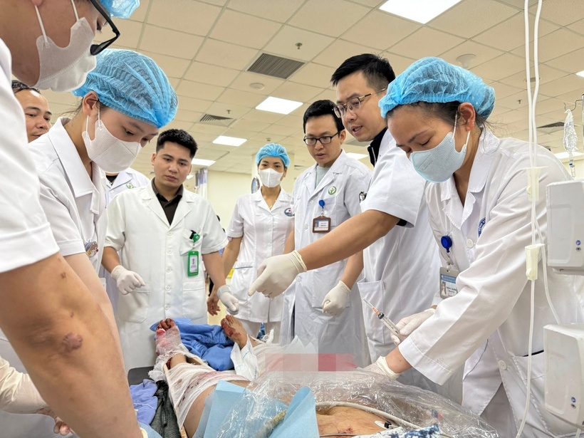 3 nạn nhân nặng được khẩn cấp chuyển về Bệnh viện Hữu nghị Việt Đức để tiếp tục điều trị chuyên sâu