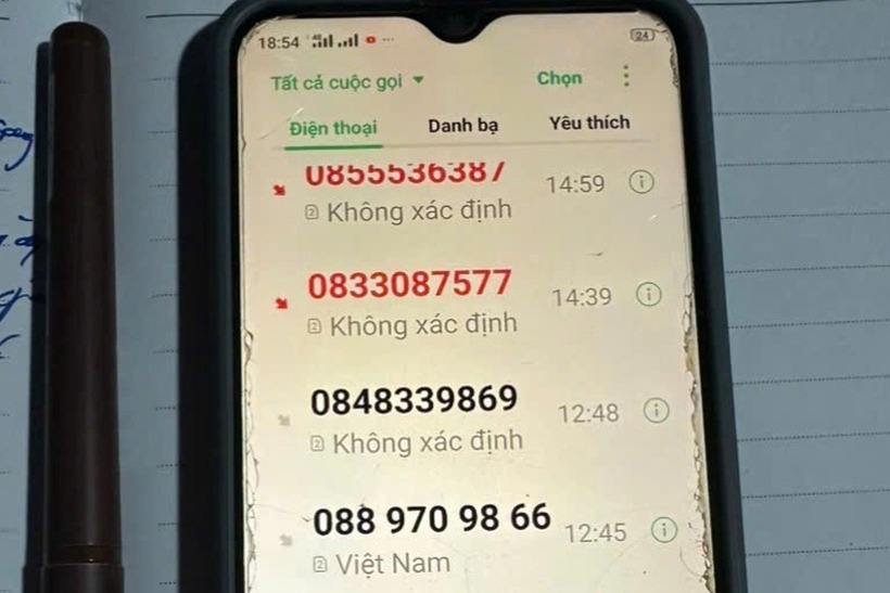 Nhóm lừa đảo dùng nhiều số điện thoại gọi điện cho bà L. Ảnh: Dân trí