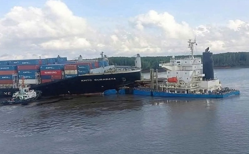 Hai tàu dính vào nhau sau vụ va chạm. (Ảnh: VNE)