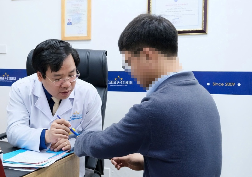 Nam thanh niên đến khám trong tình trạng tổn thương lan rộng, rỉ dịch, ngứa rát do viêm da tiếp xúc kèm nhiễm khuẩn. Ảnh: BSCC