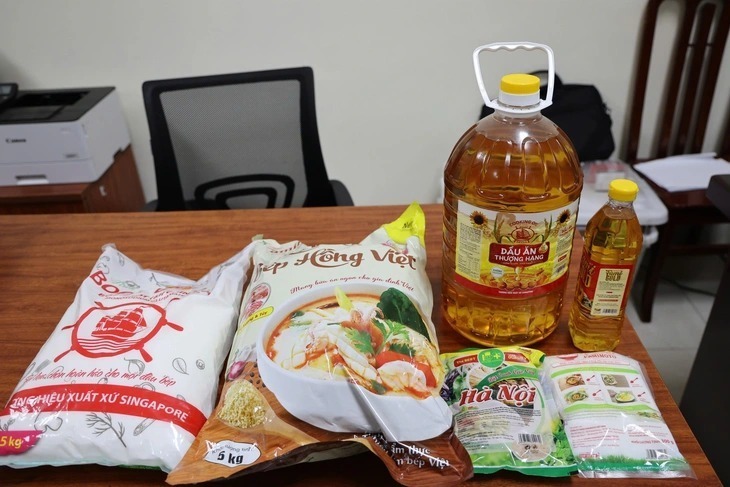 Mì chính, hạt nêm, dầu ăn được làm giả. Ảnh: Tuổi Trẻ