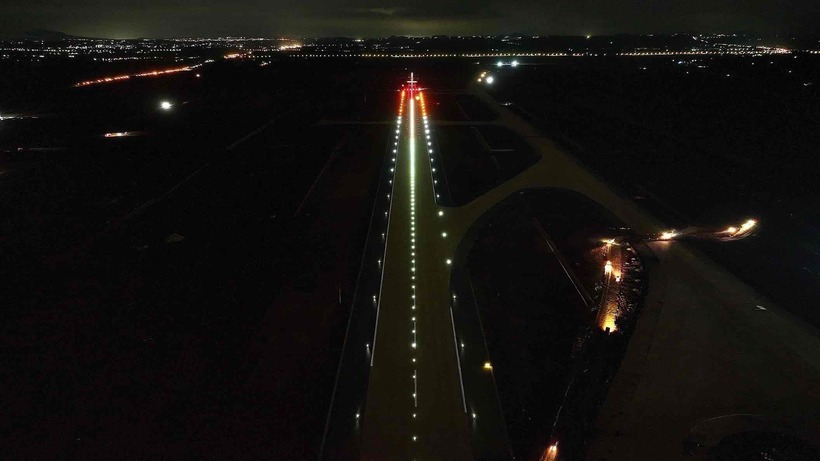 Hệ thống đèn hiệu hàng không đường cất hạ cánh sân bay Long Thành chính thức sáng đèn. (Ảnh: HAC)