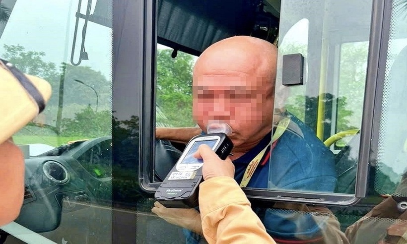 Làm việc với tổ công tác, anh D. thừa nhận đã uống bia trong bữa cơm trưa.