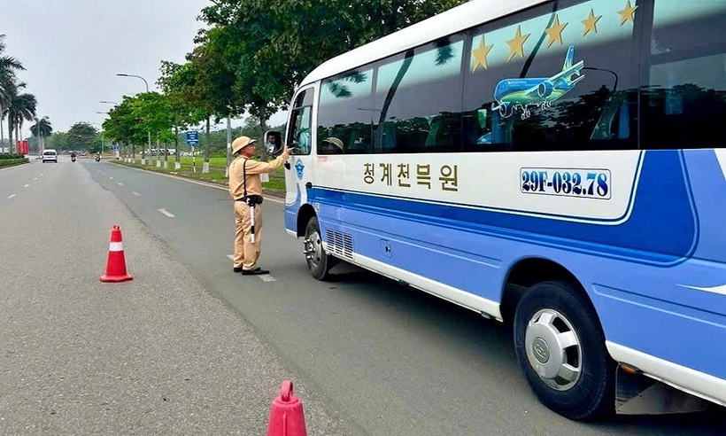 CSGT kiểm tra nồng độ cồn với các lãi xe chở công nhân.