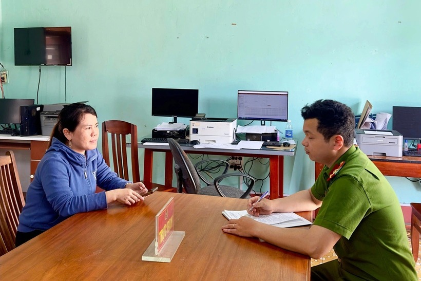 Chị Trương Thị Ngân đến Công an phường Hoài Thanh trình báo. (Ảnh: Công an)
