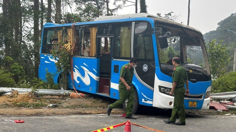 Hiện trường vụ tai nạn lật xe khách trên đèo Tam Đảo khiến 4 người thiệt mạng. Ảnh: Lao động