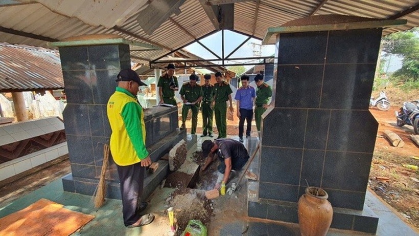 Cơ quan chức năng khai quật bào thai 3 tháng tuổi để khám nghiệm, điều tra vụ cháu bé 13 tuổi bị hiếp dâm. Ảnh: Người đưa tin