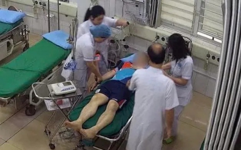 Các bác sĩ tiếp nhận cấp cứu người bệnh. Ảnh: Thời báo VTV