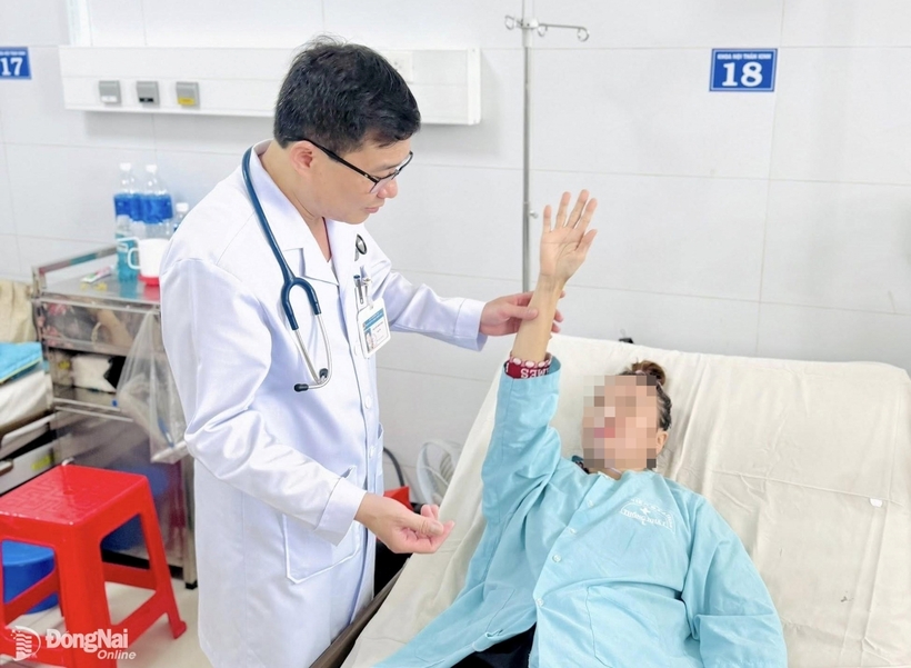 Bệnh nhân còn tình trạng rối loạn nuốt nên sẽ tiếp tục được điều trị hỗ trợ, tập vật lý trị liệu. Ảnh: Báo Đồng Nai