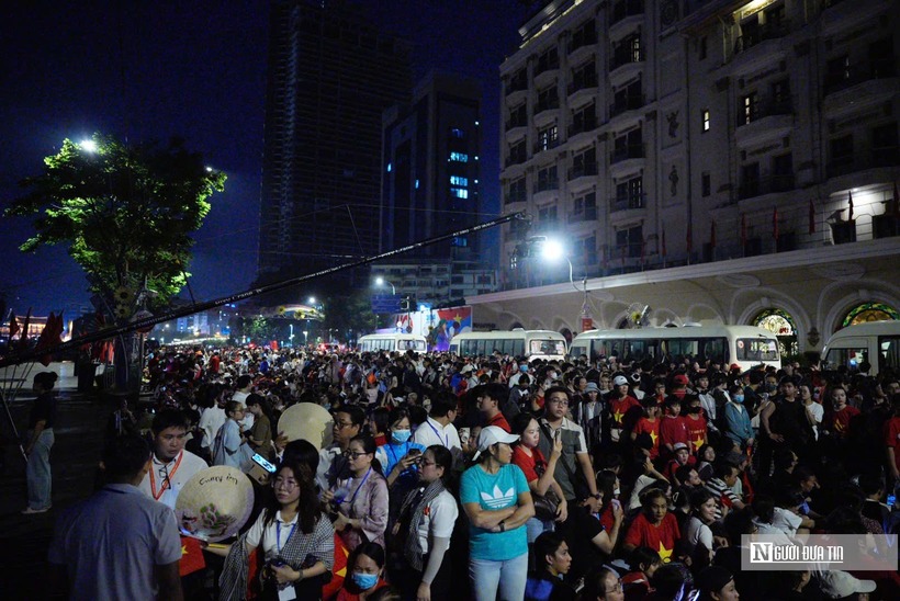 Người dân từ khắp nơi đổ về TP.HCM xem tổng duyệt diễu binh, diễu hành trước ngày 30/4 - 1