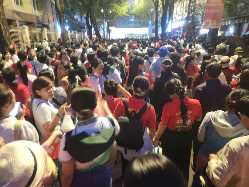 Từ 21h ngày 26/4, người dân bắt đầu đổ về các tuyến đường trung tâm TP.HCM như Nam Kỳ Khởi Nghĩa, Nguyễn Thị Minh Khai, Nguyễn Du, Phạm Ngọc Thạch, quận 1... để xem tổng duyệt diễu binh, diễu hành. Càng về rạng sáng 27/4, lượng người đổ ra đường ngày một đông, trước thời điểm TP.HCM cấm xe, biển người đã vây kín khu vực trung tâm.