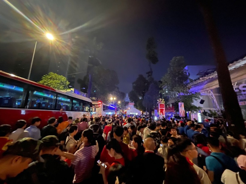 Nhiều người dựng lều, trải chiếu, thức xuyên đêm để giữ chỗ, thể hiện sự háo hức và niềm tự hào trong dịp kỷ niệm trọng đại này.​