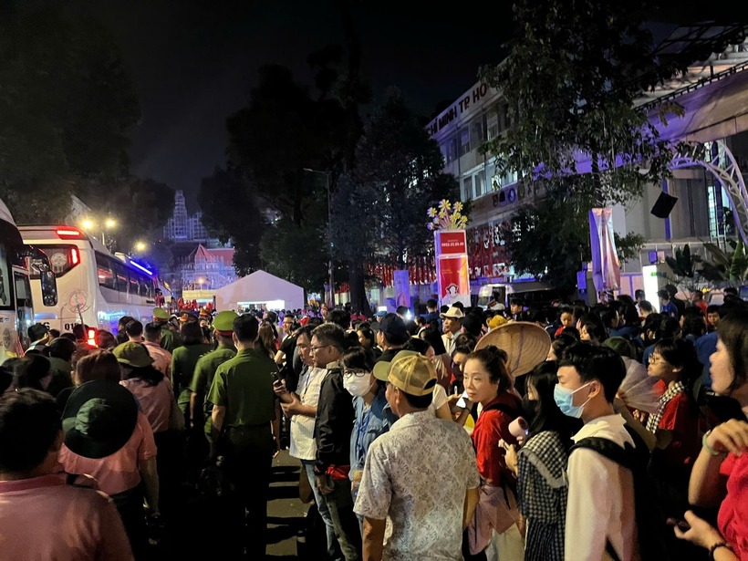 Trên khắp mọi nẻo đường ở TP.HCM rợp màu cờ đỏ sao vàng, dòng người đông đúc hướng về khu trung tâm hoà vào không khí ngày Đại lễ 30/4 đang tới gần.