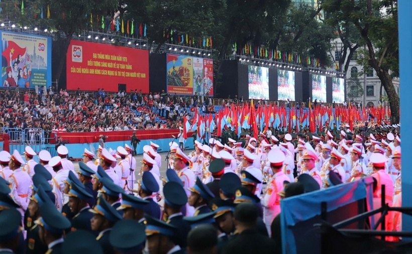 Buổi tổng duyệt bắt đầu từ 7h sáng, với các khối diễu binh, diễu hành lần lượt tiến qua khu vực Hội trường Thống Nhất. Tất cả diễn ra trong không khí trang nghiêm, hào hùng, là bước chuẩn bị quan trọng cho lễ diễu binh, diễu hành chính thức vào sáng 30/4 tới.​