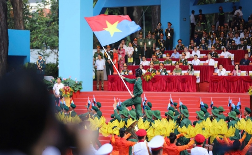 Buổi tổng duyệt diễu binh, diễu hành cấp Nhà nước, chuẩn bị cho lễ kỷ niệm 50 năm Ngày Giải phóng miền Nam, xuất phát tại sân khấu chính nằm trên trục đường Lê Duẩn, Quận 1. Có khoảng 13.000 người thuộc 48 khối tham gia tổng duyệt, gồm 36 khối lực lượng vũ trang – công an, 12 khối quần chúng nhân dân và các đoàn quân đội đến từ Trung Quốc, Lào, Campuchia .​