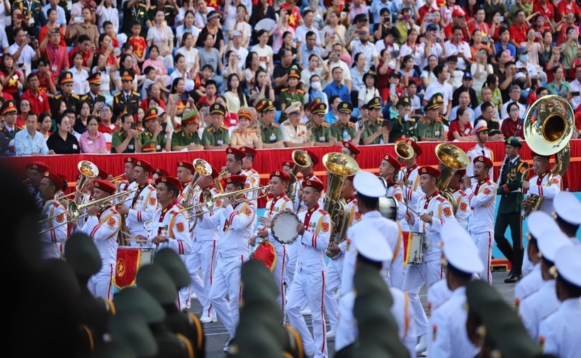 Khán giả hai bên đường liên tục vỗ tay, reo hò cổ vũ, tạo nên không khí náo nhiệt, sôi động. Nhiều người dân chia sẻ, họ cảm thấy tự hào và xúc động khi chứng kiến màn trình diễn hoành tráng này.​