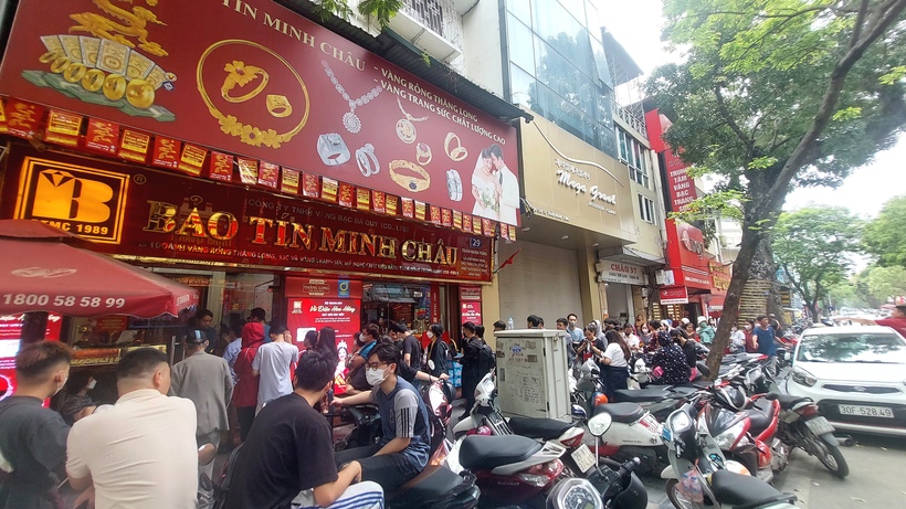 Người dân xếp hàng chờ đến lượt mua vàng. Hình ảnh ghi nhận ngày 17/4/2025.
