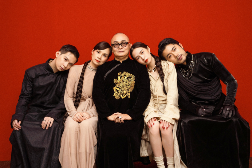 Vợ chồng nghệ sĩ Xuân Hinh bên các con.