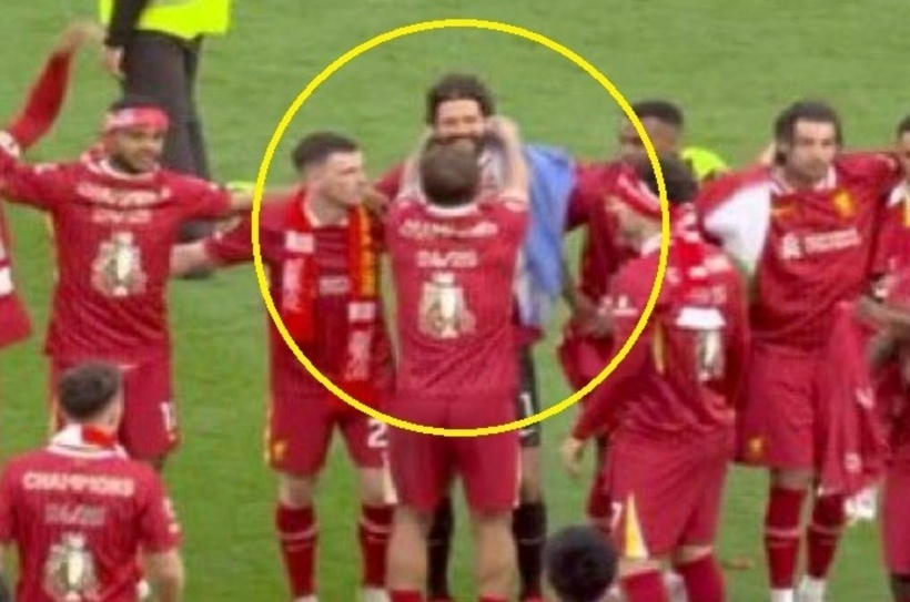 Alisson là "nạn nhân" trước trò đùa của Mac Allister.