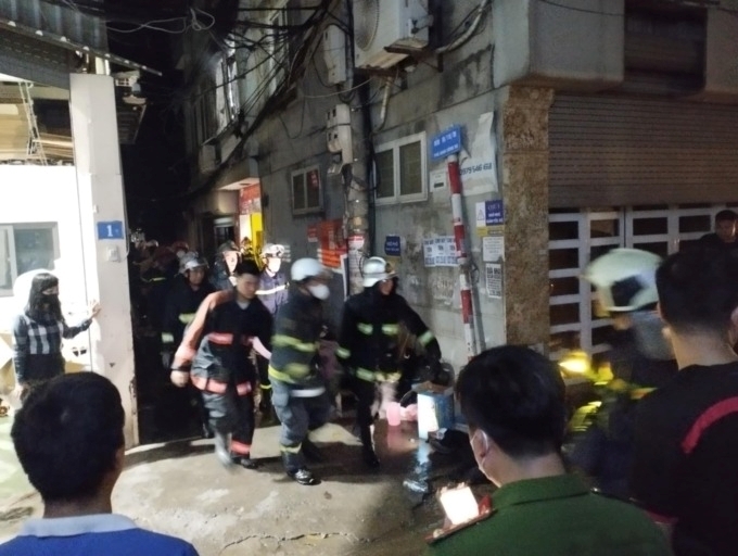 Lực lượng cứu hộ đưa nạn nhân ra ngoài. Ảnh: VnExpress